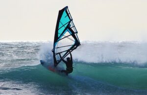Die Winde auf Rhodos eignen sich gut zum Surfen.
